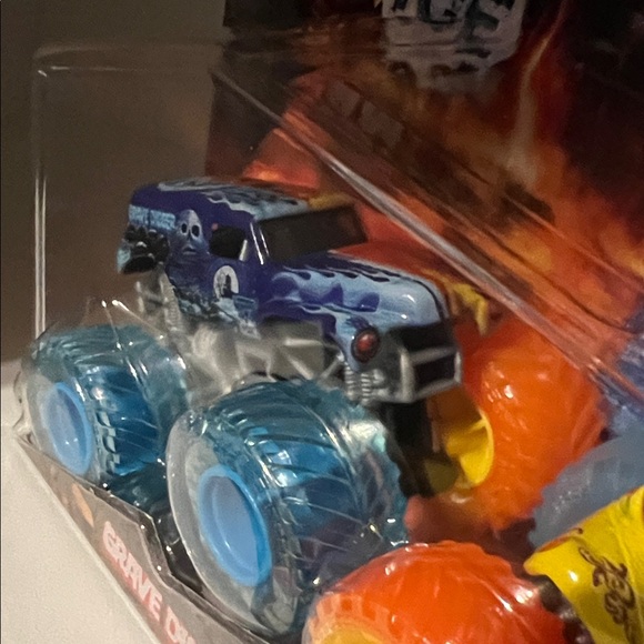 Monster Jam - 2025 Fire & Ice Split Series - Grave Digger vs Whiplash 1:64 Scale - Picture 3 of 4